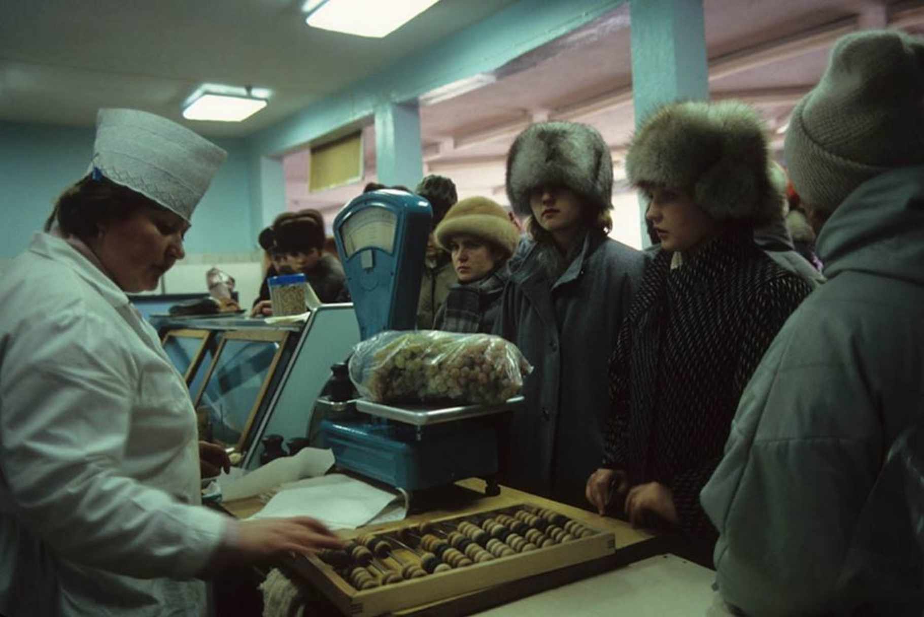 Порт Провидения, Берингов пролив. В продуктовом магазине. 1991 год © Жан-Поль Гийото