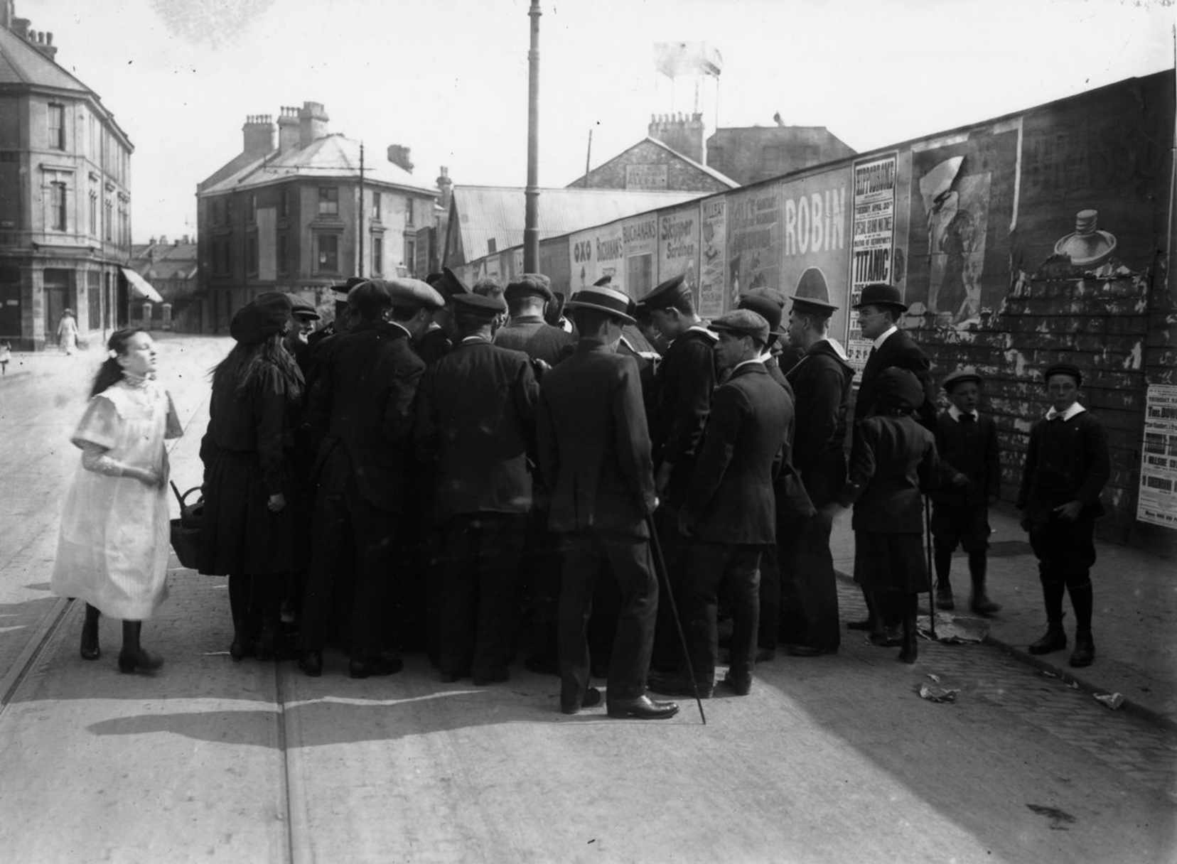 1912 Толпа в Devonport осаждает спасшегося пассажира в надежде услышать его историю